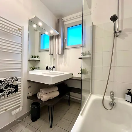Apartment Bngo I Immense Rooftop I 2 Chambres, 4 Places Parkings, 2 Immenses Terrasses, 8 Personnes