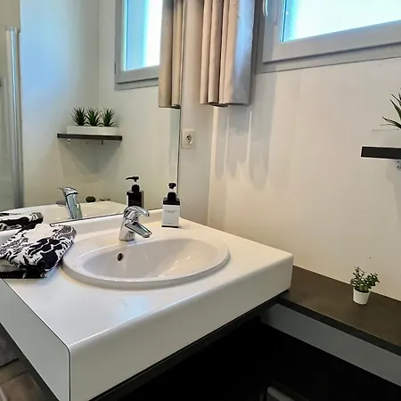 Apartment Bngo I Immense Rooftop I 2 Chambres, 4 Places Parkings, 2 Immenses Terrasses, 8 Personnes